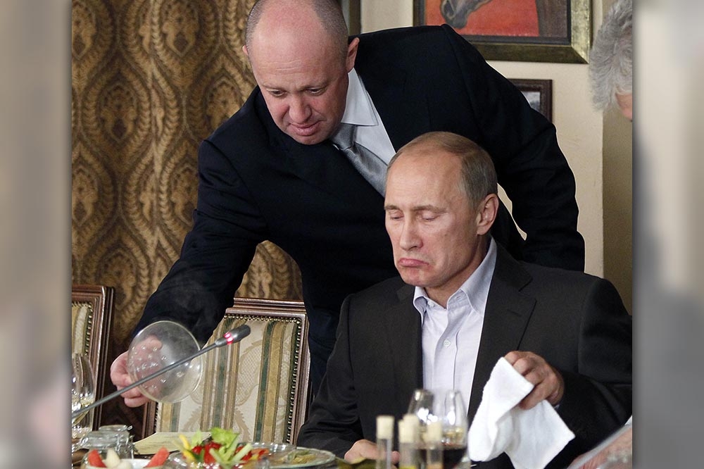 2011年11月普里戈辛（左）在自家餐廳服侍普丁（右）用餐。（美聯社）