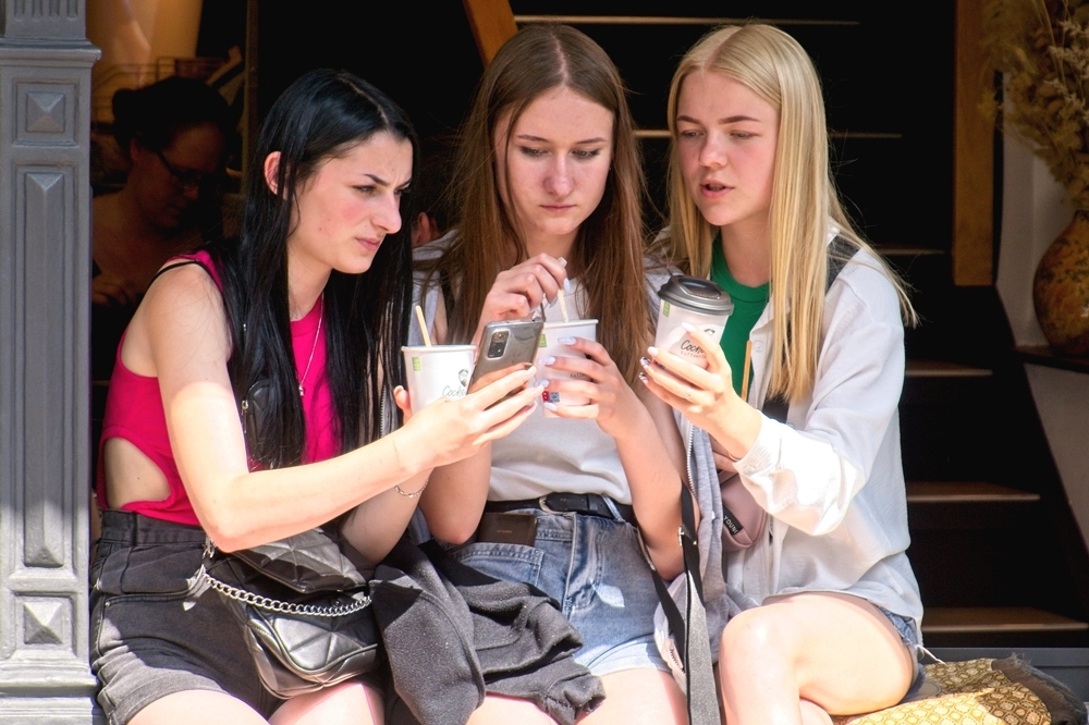 （2023 © Hindrik Sijens , Three Girls @ Flickr, CC BY-SA 2.0.）