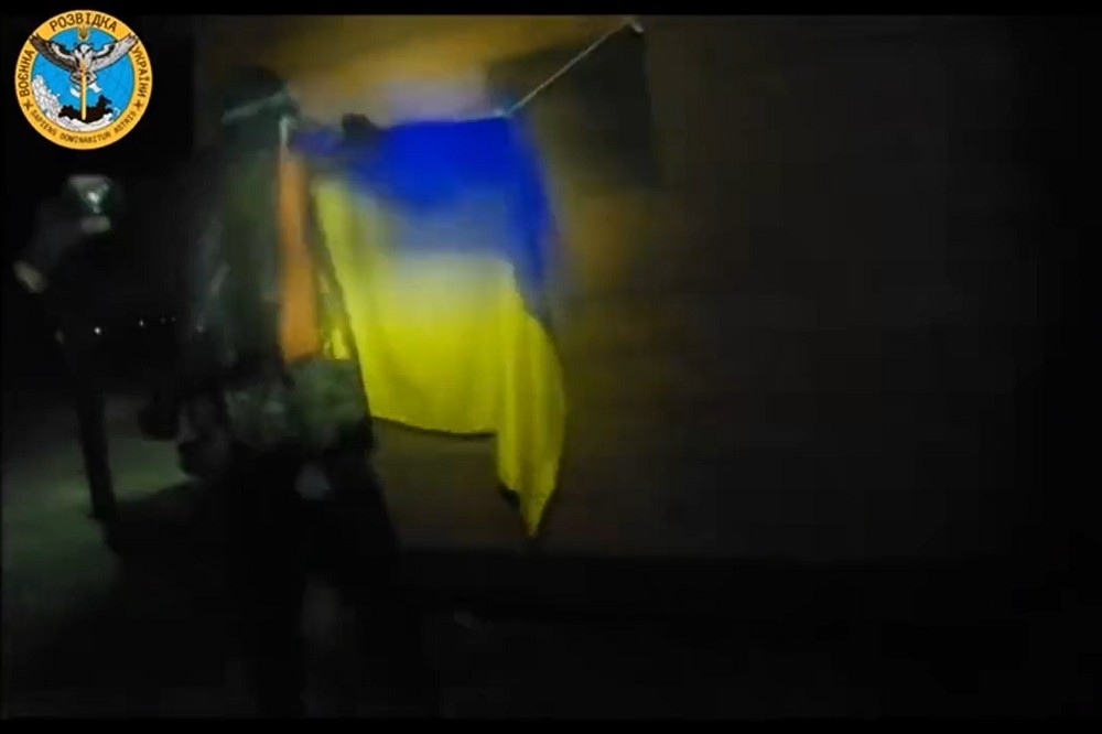 烏軍發布影像顯示，該國軍隊在克里米亞掛上烏國國旗。（取自@DI_Ukraine）