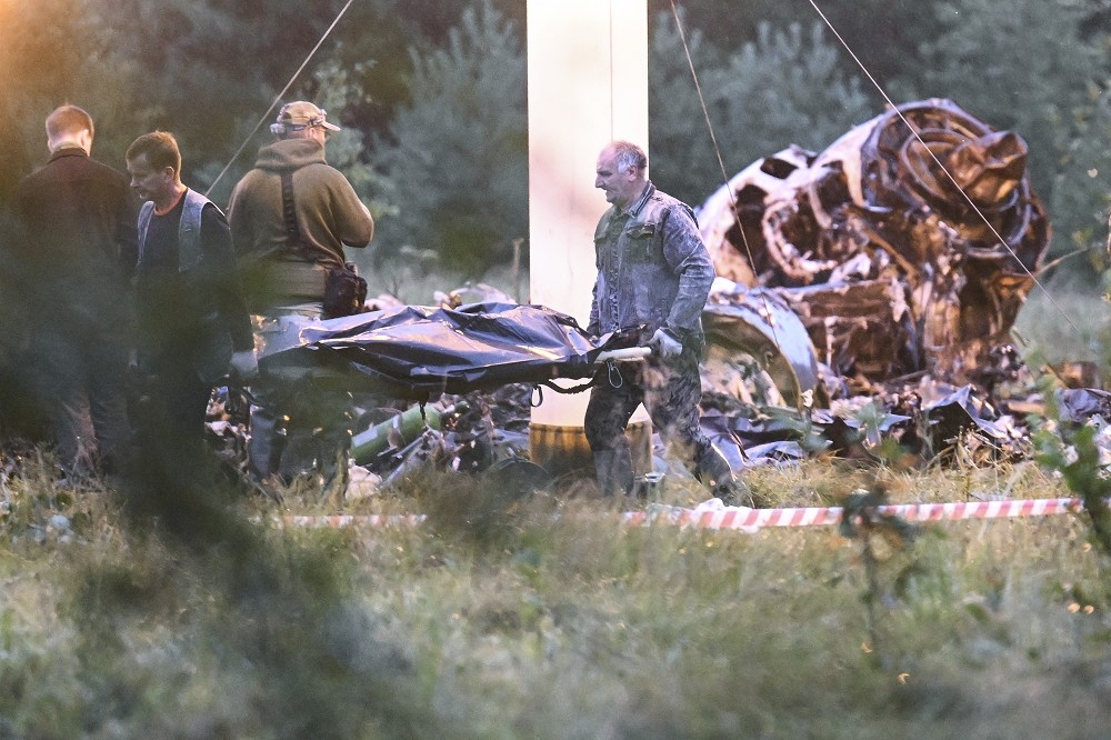 美國情報界懷疑，普里戈辛的座機因爆炸而墜毀，有可能不是受到外力攻擊。圖為空難現場。（美聯社）