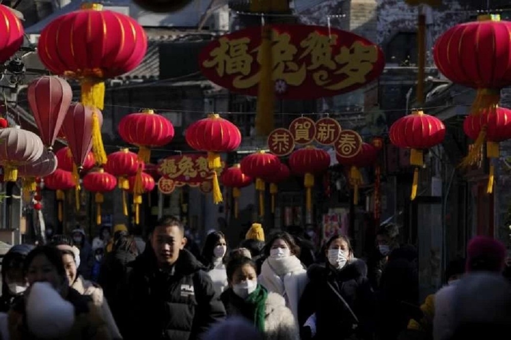 中國長時間的封城防疫，導致解封後許多民眾無法抵禦病毒。圖為今年1月北京街景。（美聯社）