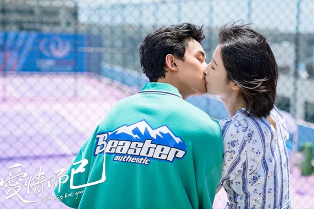 吳磊（左）與周雨彤在《愛情而已》上演網球選手與運動經理人的職場戀情，播出後收視、口碑雙炸，被網友封為「姐弟戀神劇」。（取自微博）