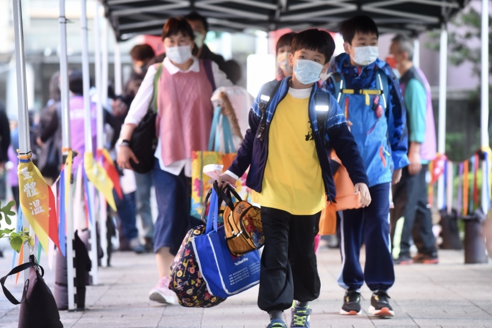 快開學了，台北市教育局宣布取消高中以下校園口罩禁令。（資料照片／張哲偉攝）