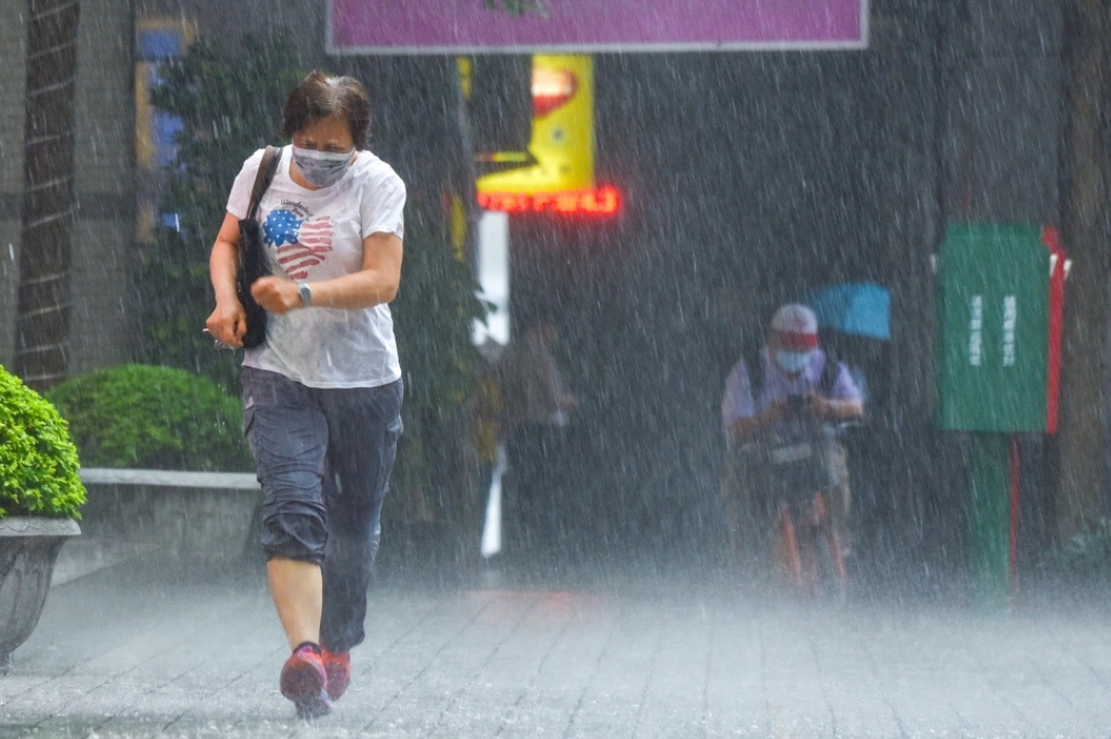 台灣各地今天（25日）下午出現大雨現象。（資料照片／蔣銀珊攝）