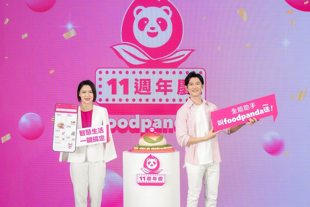 foodpanda 登台 11 週年，foodpanda 代理 CEO 暨財務總監黃逸華(左)與品牌好友吳慷仁共同歡慶。(foodpanda提供)
