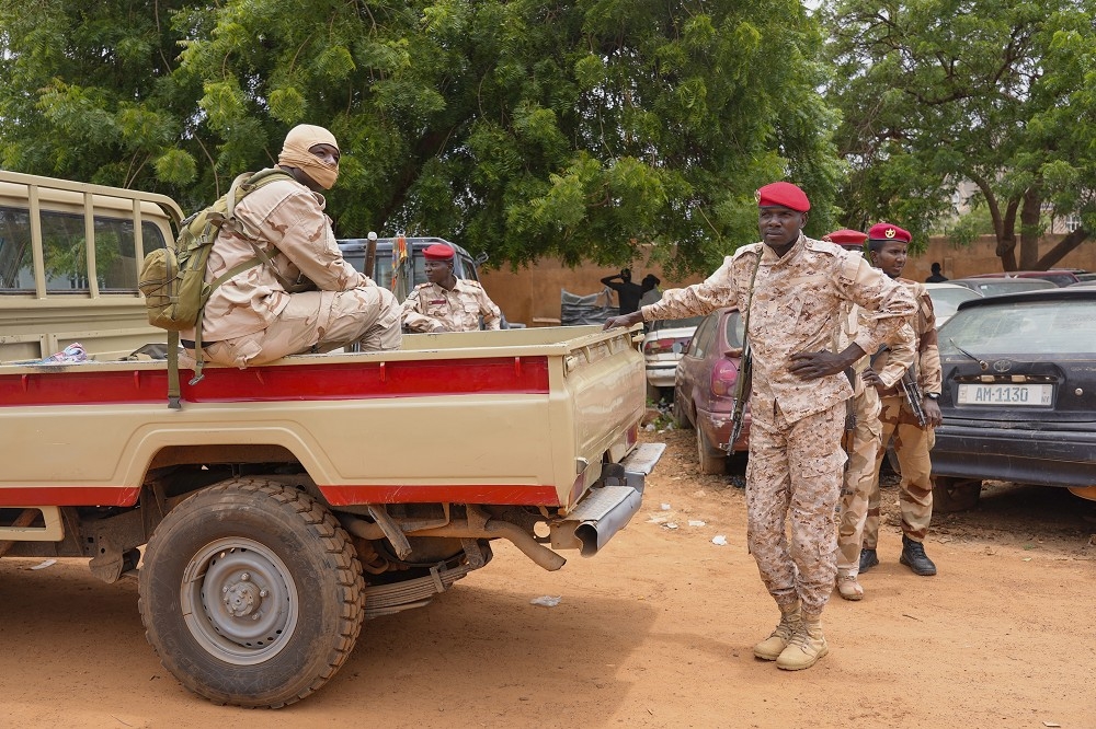 尼日軍政府驅逐法國大使，進一步升高與西方國家之間的緊張關係，圖為尼日軍方人員在首都尼阿美巡邏。（美聯社）