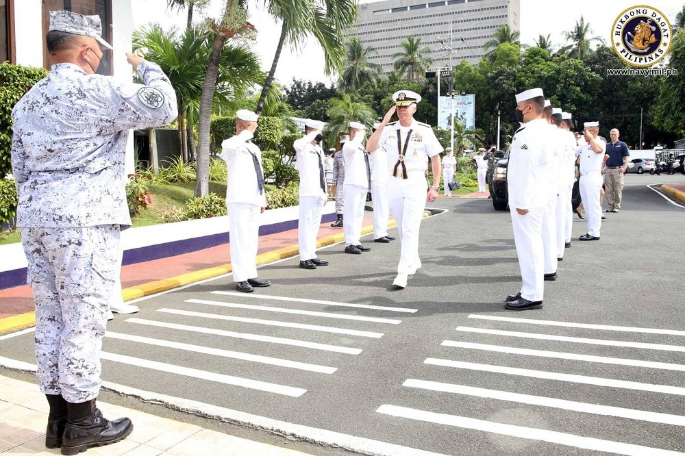 美國第七艦隊司令、海軍中將湯瑪斯訪問菲律賓，並與菲軍商討如何合作應對中國的侵門踏戶行為。圖為湯瑪斯2月時訪菲。（取自第七艦隊）