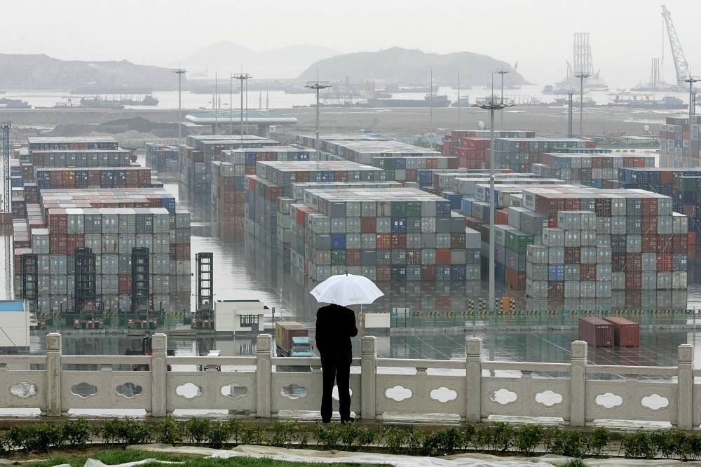 中國政府近期從房地產到股市實施一連串刺激經濟措施。圖為上海貨櫃碼頭。（美聯社）