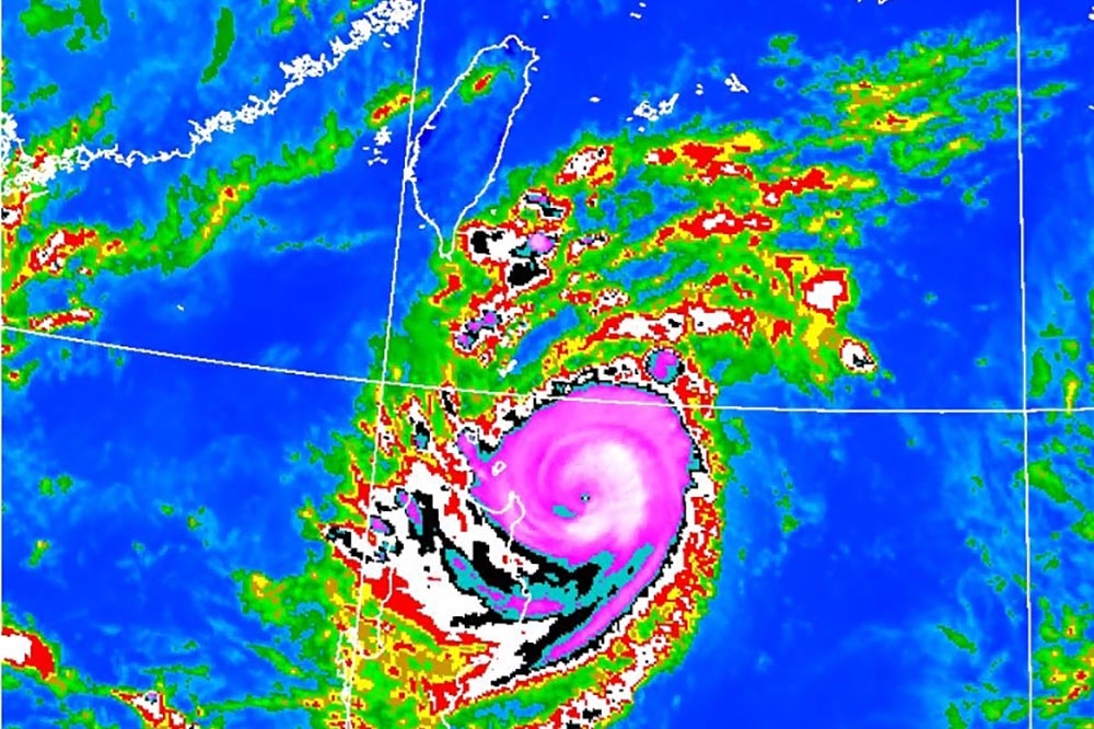 中颱蘇拉逐漸靠近台灣，中央氣象局最快可能在下午2點半發布陸警。（取自中央氣象局網站）
