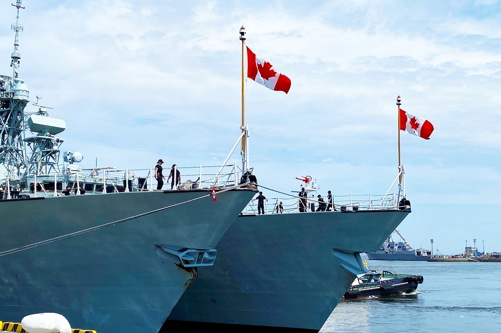 加拿大海軍三艘軍艦抵達日本橫須賀港，準備在亞太多地與多國軍演。圖為抵港的渥太華、溫哥華號巡防艦。（取自加拿大駐日使館臉書）