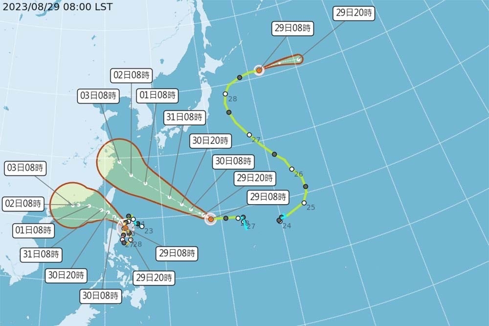中颱蘇拉持續朝台灣逼近，與輕颱海葵距離約1550公里，發生雙颱效應的機率較低。（取自中央氣象局網站）
