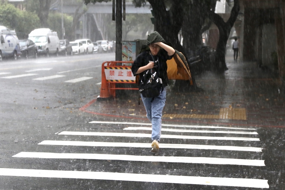 蘇拉颱風影響台灣最嚴重時間，恰好是中小學開學日，是否「一開學就放假」引起家長們關注。（資料照片／王侑聖攝）