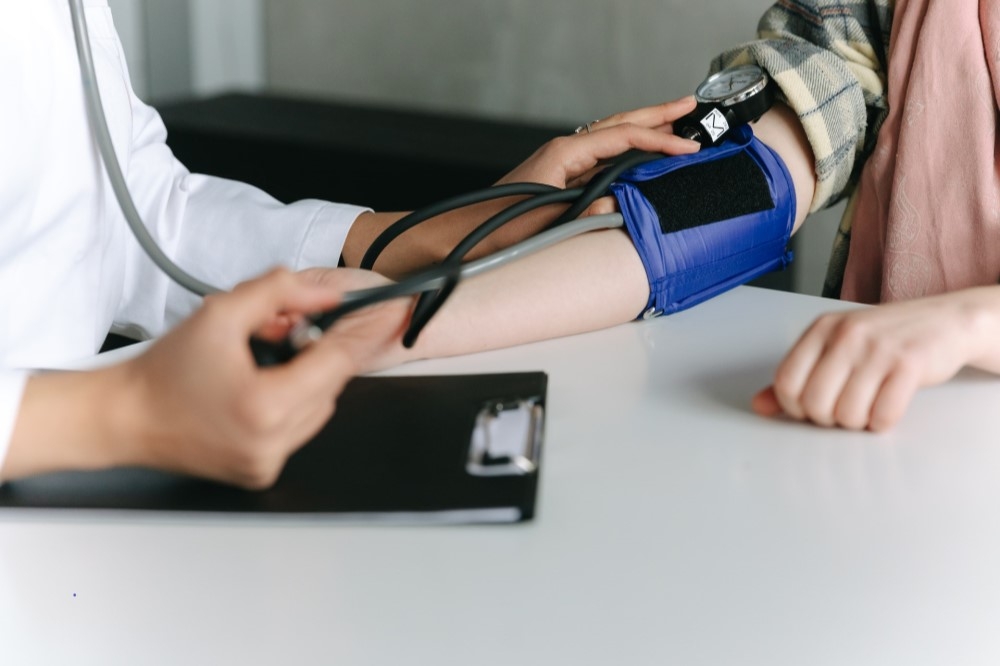 國健署建議民眾定期量測血壓。（取自 Pexels）