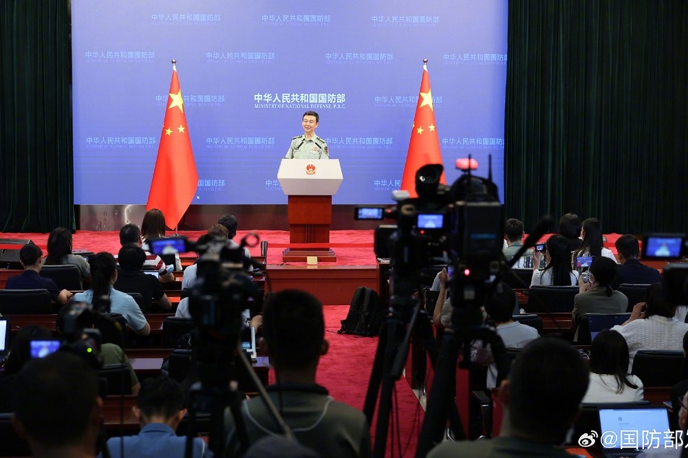 中國國防部發言人吳謙31日在記者會中，首度針對解放軍093型潛艦失事消息進行駁斥。（取自微博）