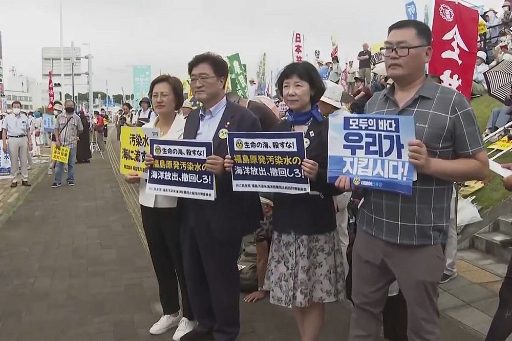 日本東京都知事表示，核廢水開始排放迄今，已接獲超過3萬通來自中國的騷擾與抗議電話，圖為南韓民眾在日本磐城街頭進行抗議。（美聯社）
