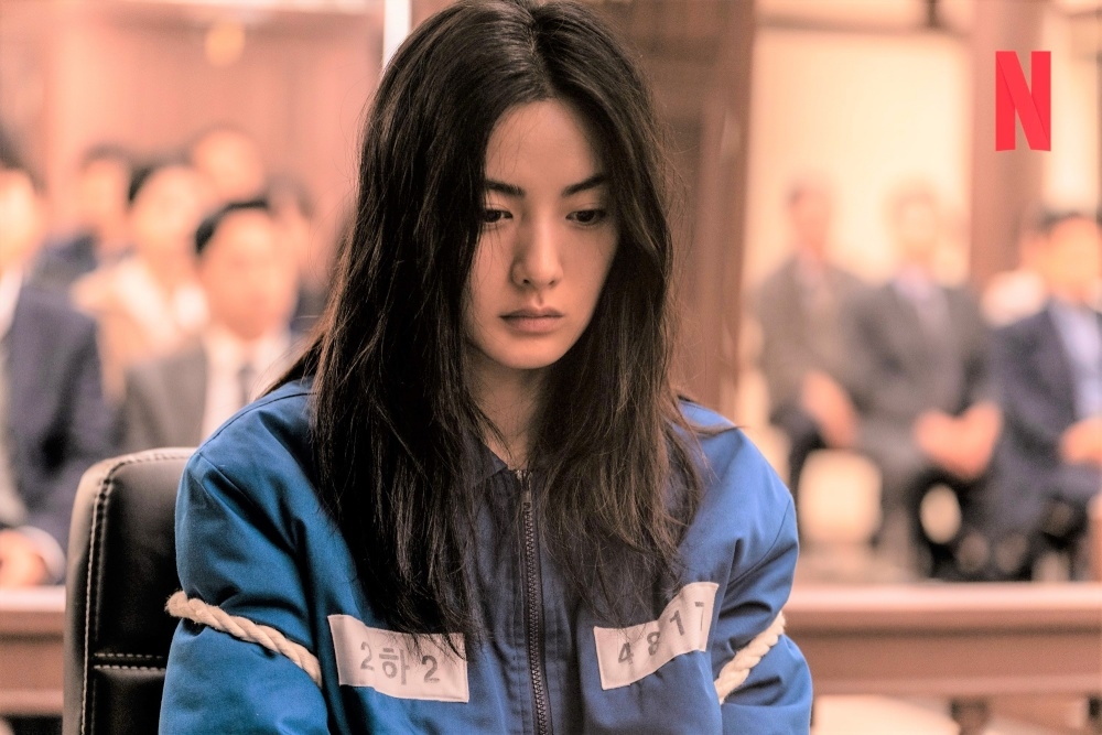 韓劇《假面女郎》中，喜歡表演的Nana一直渴望成為鎂光燈焦點，沒想到最後竟是因殺人案而人盡皆知，十分諷刺。（翻攝自Netflix）