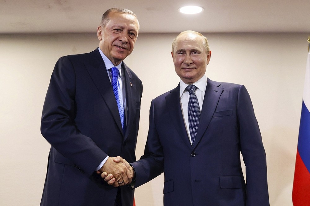 土耳其總統艾爾段（左）將努力說服普丁（右）重返黑海穀物協議。圖為去年7月兩人在德黑蘭會面。（美聯社）