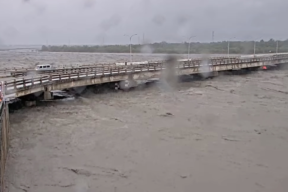 海葵颱風帶來強降雨讓花蓮溪水系流域河水暴漲，圖為花蓮溪花蓮大橋。（擷取自水利署水利防災中心YT）