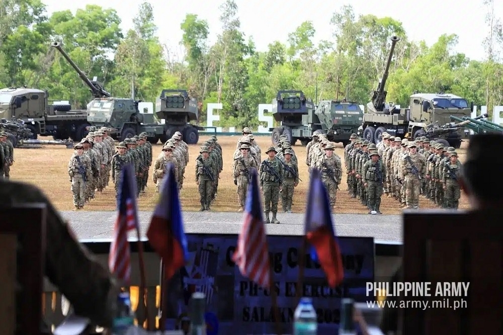 美菲「Salaknib 2023」聯演，菲軍投入新銳的「鐵刀」自走砲和美軍「海馬斯」多管火箭共同參演。（取自菲律賓陸軍）