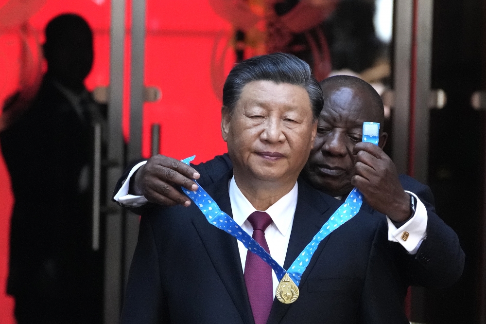 中國外交部表示，習近平不會出席印度G20峰會；圖為習近平上月赴南非出席金磚峰會時，接受南非總統贈勳。（美聯社）