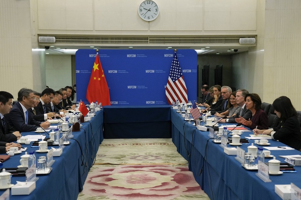在美國商務部長雷蒙多訪中，中美關係和緩之際，中國國安部扮演鷹派角色，負責大內宣聲稱美國的「競爭＋管控競爭」註定失敗。（美聯社）