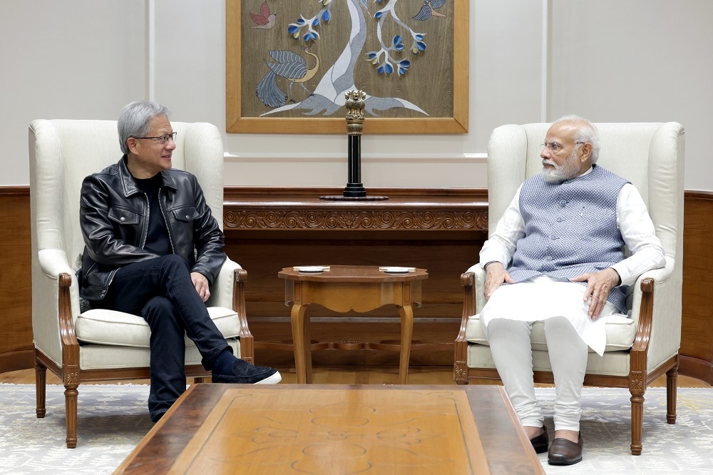 印度總理莫迪（右）4日與輝達執行長黃仁勳（左）會晤，討論AI發展。（取自輝達官網）