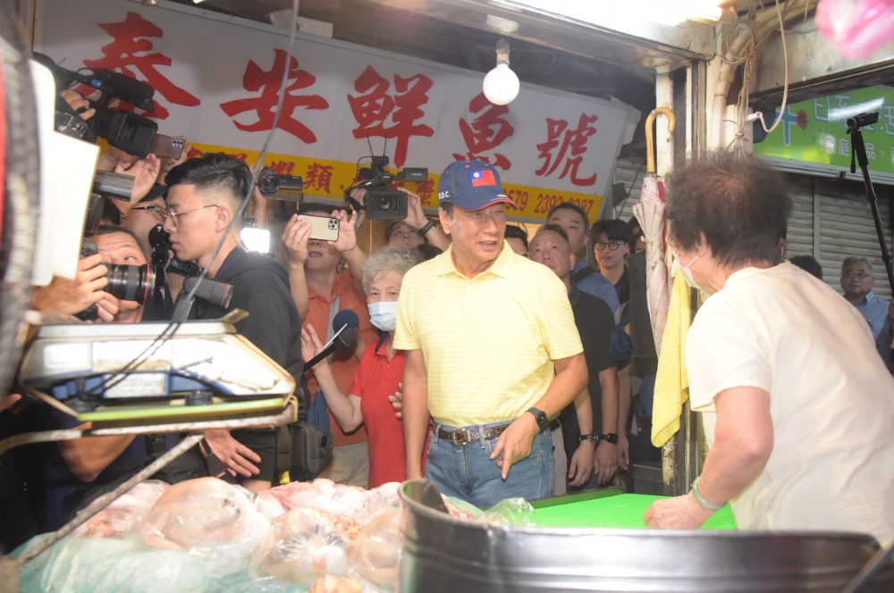 郭台銘今天（5日）參訪北市東門市場，與攤商打招呼。（張哲偉攝）