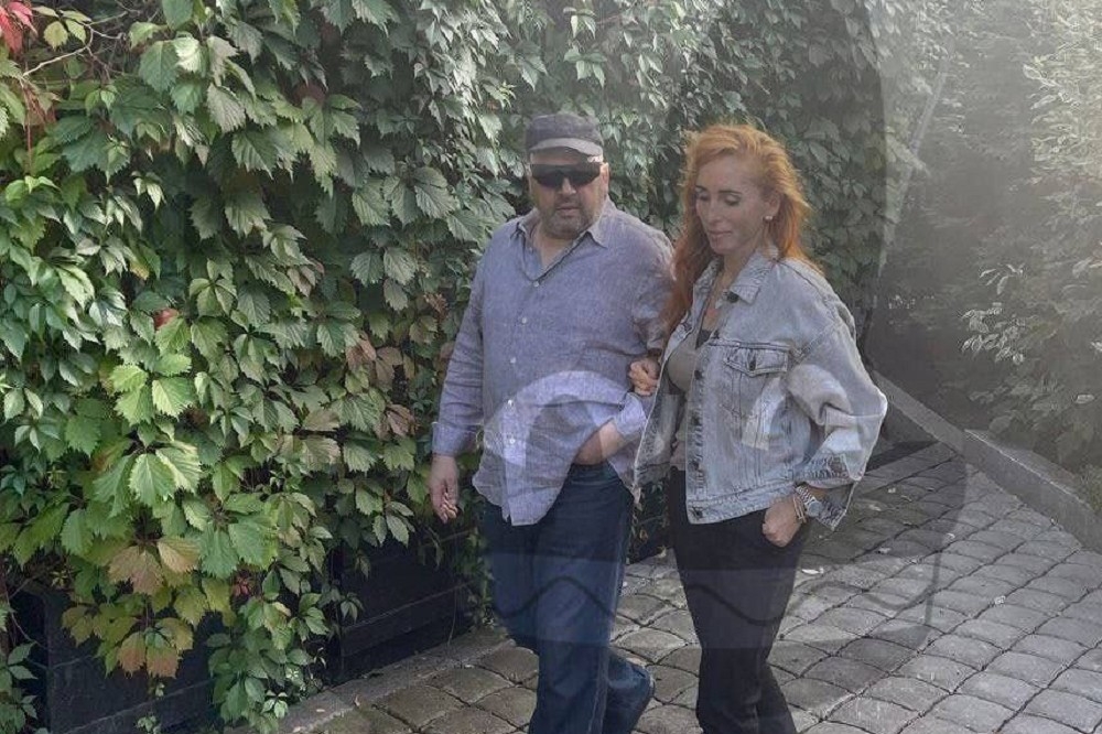 俄羅斯私人媒體發布可能是蘇洛維金夫婦在散步的照片。（取自推特）
