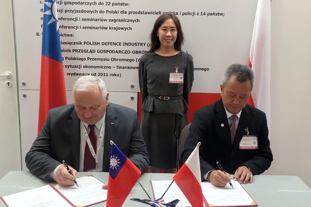 漢翔胡開宏董事長(右)與波蘭國防產業商會會長(左)，在我駐波蘭代表處吳尚年大使(中)見證下，簽署兩項合作交流備忘錄。（台灣國防產業發展協會提供）