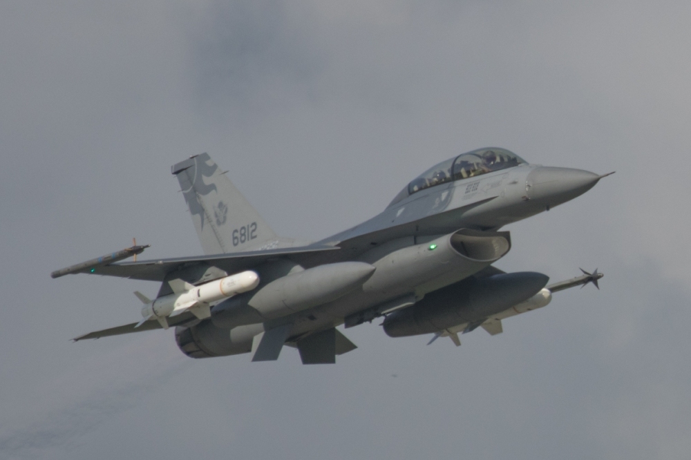 雙座F-16BM戰機掛載「魚叉」反艦飛彈，成為捍衛台海和平與安全中堅力量。（讀者隔山打牛提供）