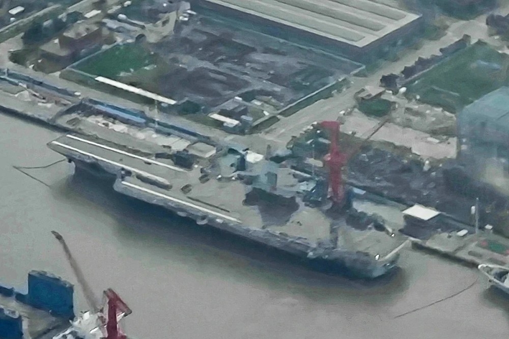 解放軍「福建號」航母甲板彈射器撤除外罩，有望2025年交艦。（取自微博）