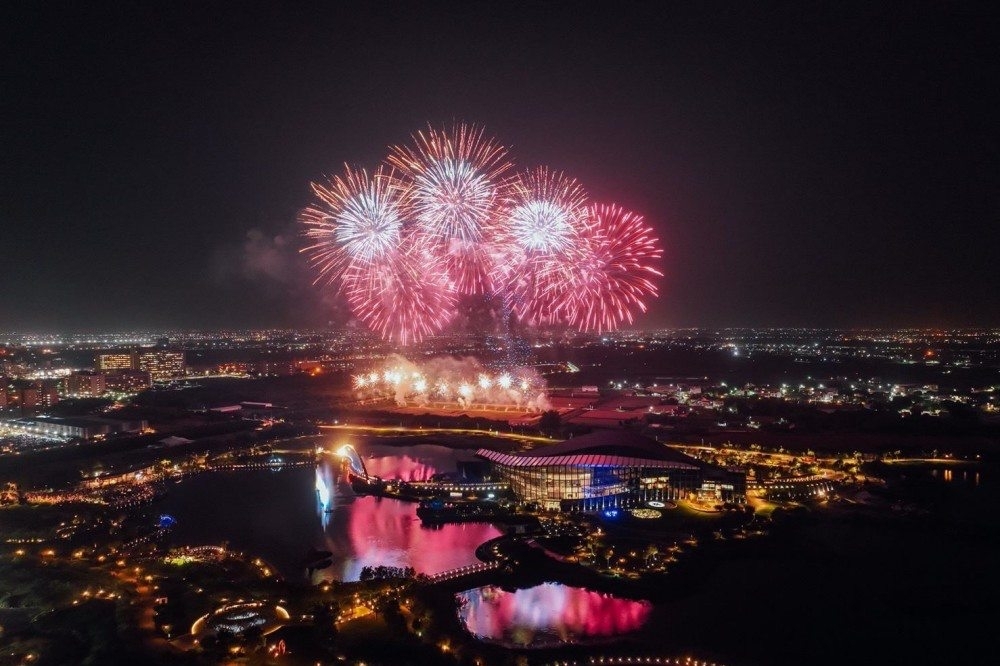 今年國慶煙火將在台中市中央公園施放，圖為 2022年國慶焰火在嘉義試放照。（取自嘉義縣政府官網）