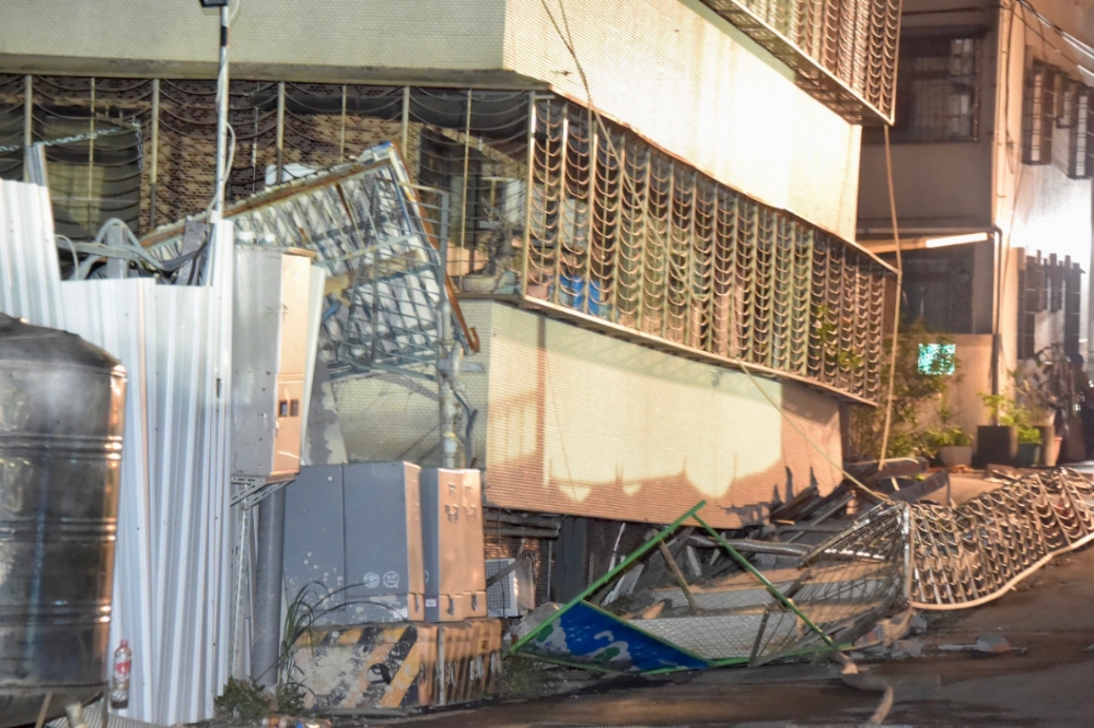 台北市大直一處工地旁的多棟民宅塌陷，市長蔣萬安（左二）到場坐鎮指揮。（張哲偉攝）