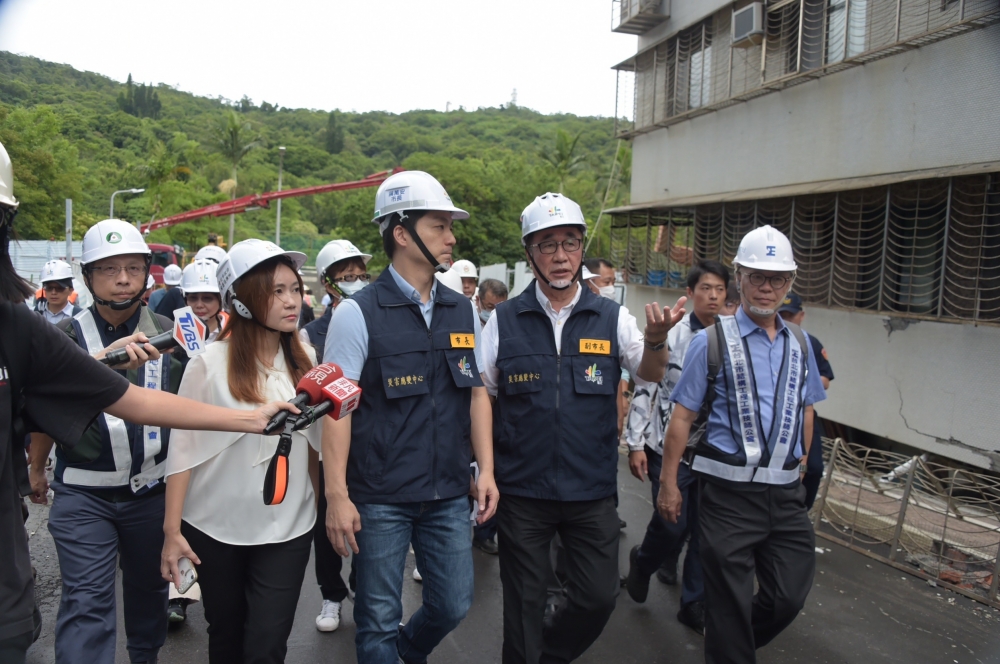 台北市長蔣萬安（左2）今天重回現場，聆聽副市長李四川（右2）的報告。左1為台北市議員陳怡君。（張哲偉攝）