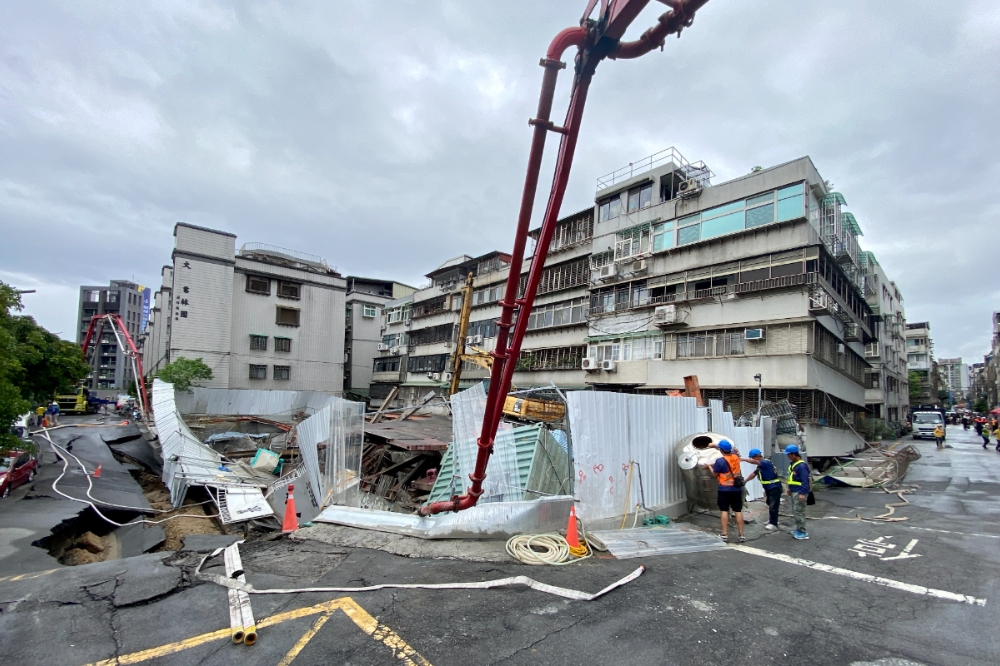 基泰建設旗下建案「基泰大直」昨天（7日）發生施工意外，造成周遭6棟民宅塌陷。（張哲偉攝）
