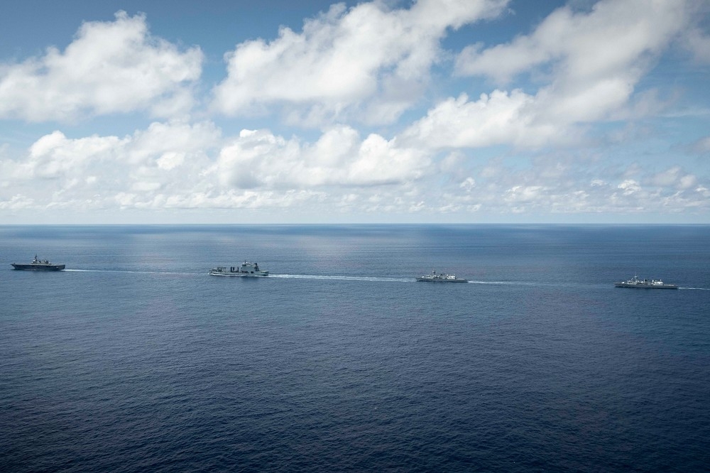 加國巡防艦、補給艦和日本海自艦艇編隊，於東海區域進行聯合演訓。（取自加拿大皇家海軍臉書）