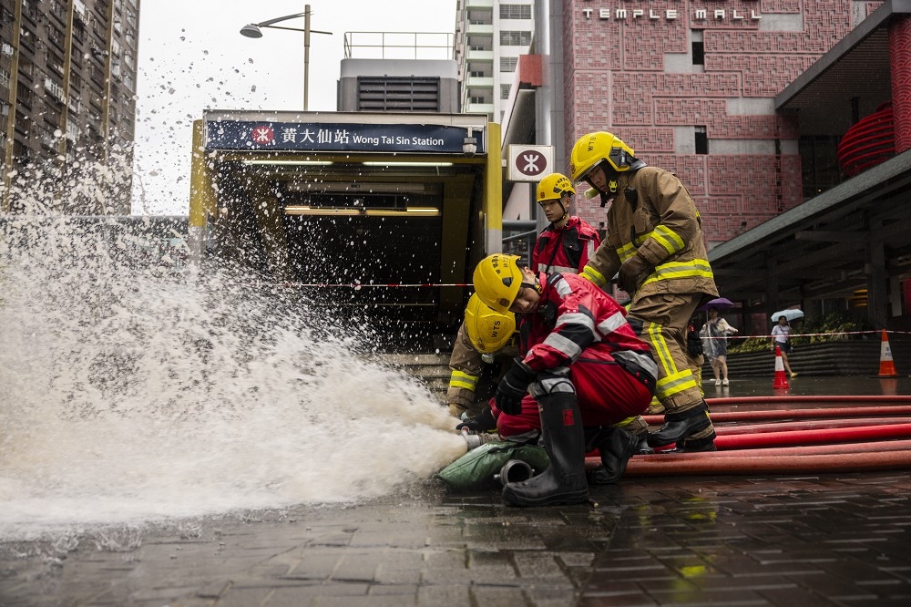 香港遭逢逾百年最严重的暴雨侵袭，造成至少百人受伤，港府相关决策与措施则受到民众严重质疑。（美联社）(photo:UpMedia)