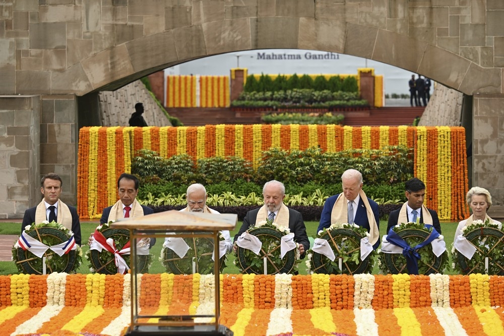 參與G20峰會的各國領袖10日前往印度聖雄甘地紀念碑致意。（美聯社）