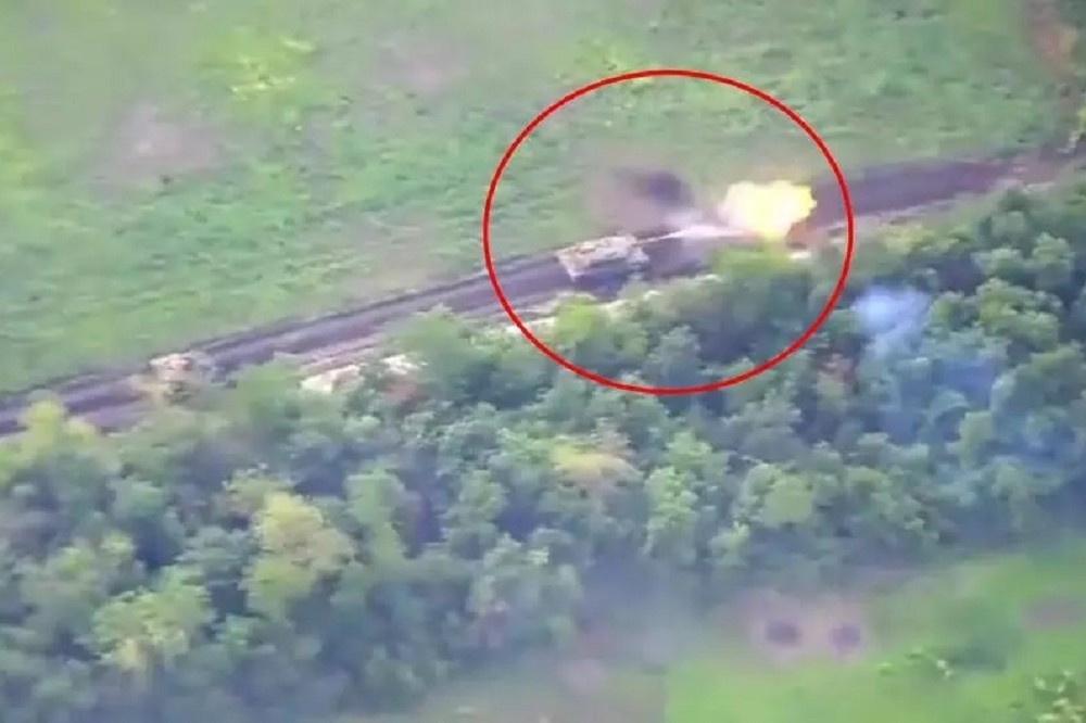疑似俄軍戰車遭到烏克蘭豹2A6主力戰車擊中。（截自NOELREPORTS影片）