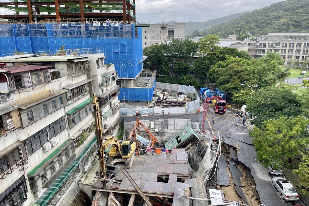 位於台北大直街的「基泰大直」因施工導致鄰房塌陷，導致數百人被迫緊急撤離。（資料照片／張哲偉攝）