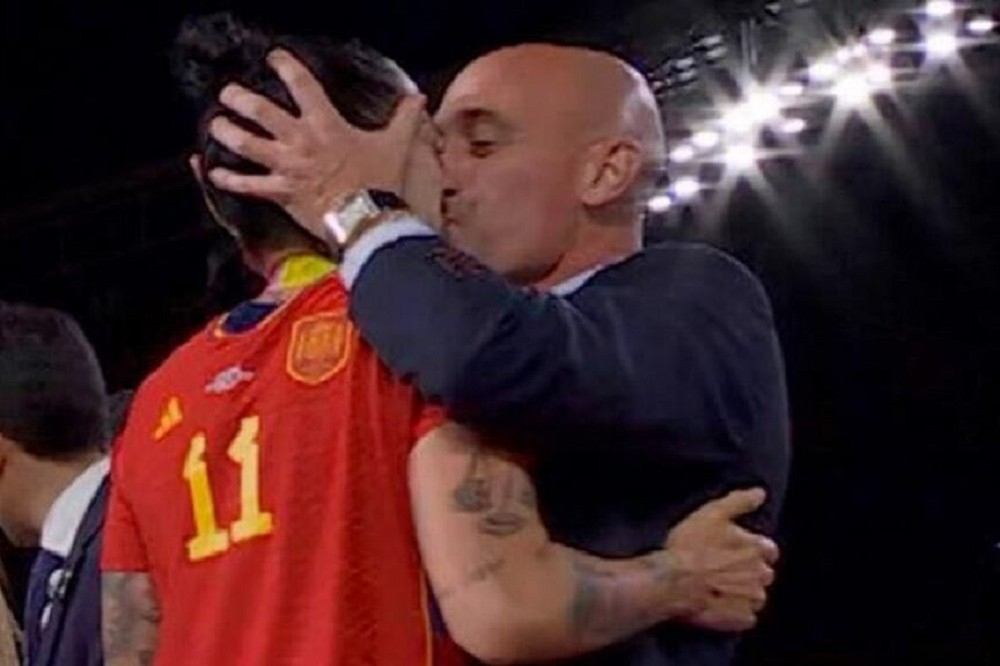 西班牙足協主席盧比亞雷斯（右）因強吻事件，決定辭職。（取自@PopBase）
