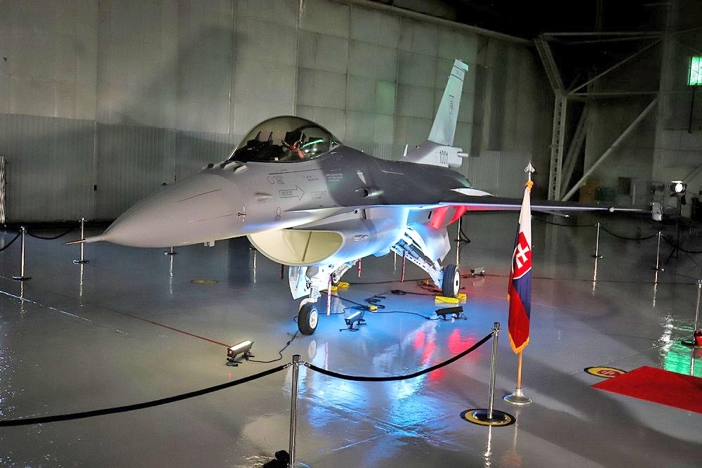在洛馬公司廠棚內展出的斯洛伐克空軍F-16 Blk70戰機。（取自美國駐斯洛伐克大使館）
