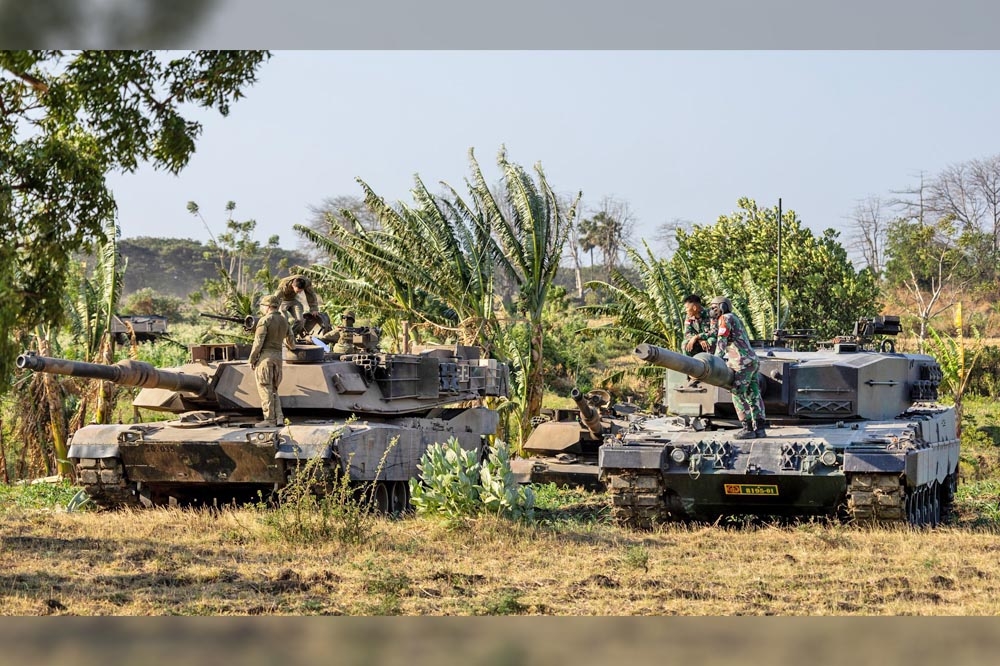 澳軍的M1A1和印尼的豹2A4，在東爪哇島外南夢的演訓場地進行戰術聯演。（取自澳洲陸軍）
