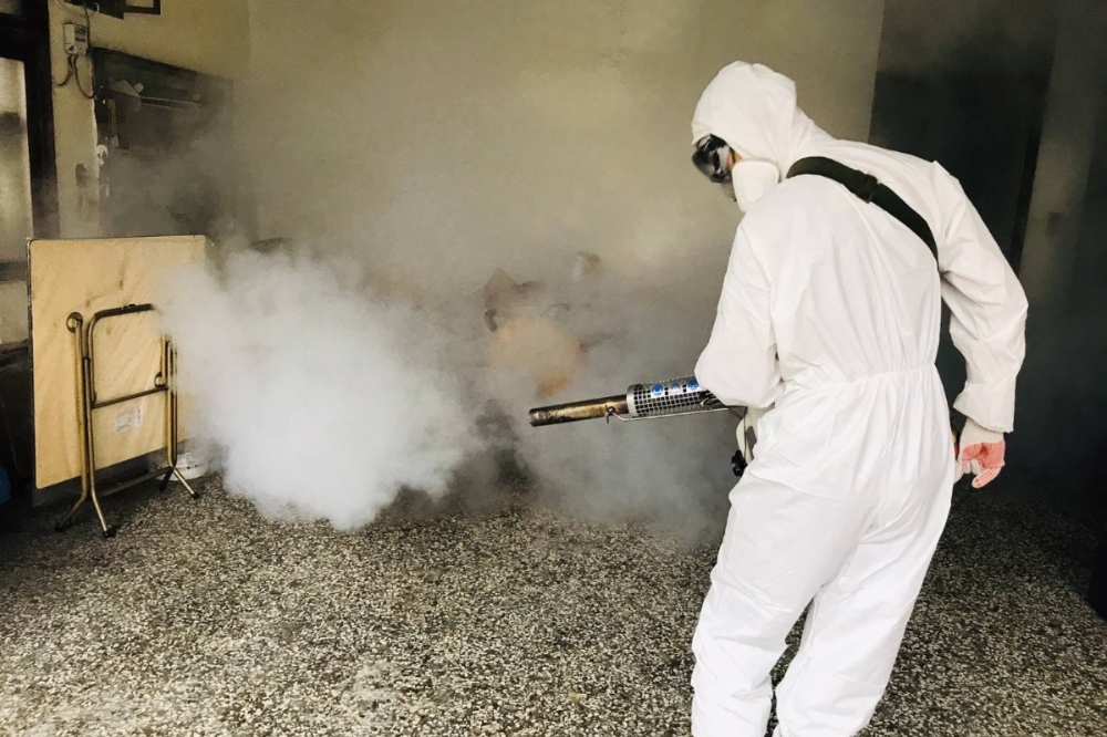 台南市為了抑止登革熱病毒，擴大孳生源清除和病媒蚊密度調查。（台南市政府衛生局提供）
