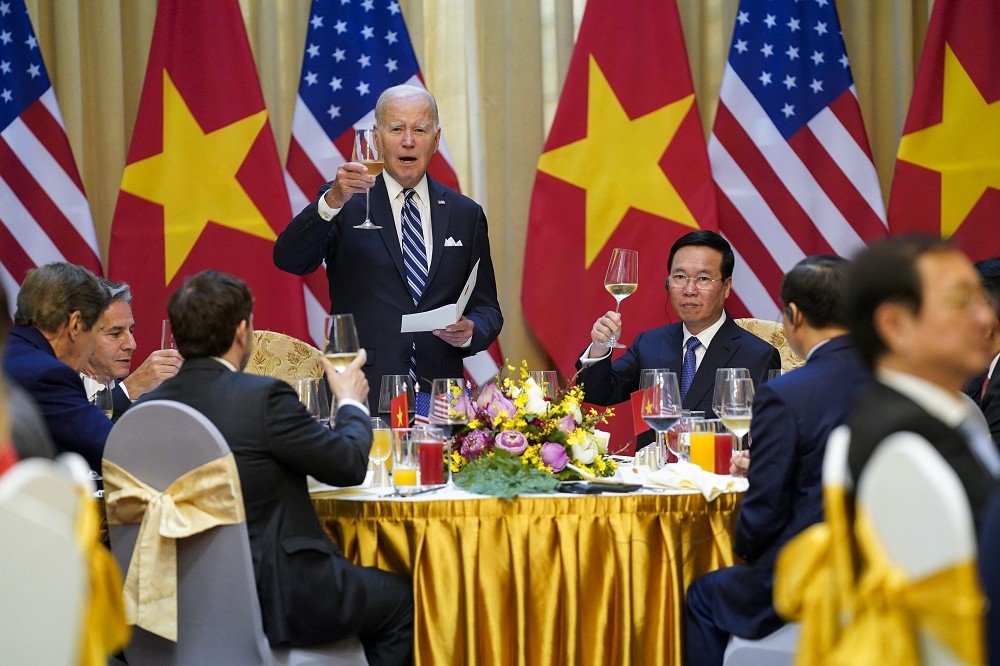 拜登訪問越南凸顯兩國關係深化，越南國家主席武文賞（右三）11日特別舉行國宴款拜登。（美聯社）