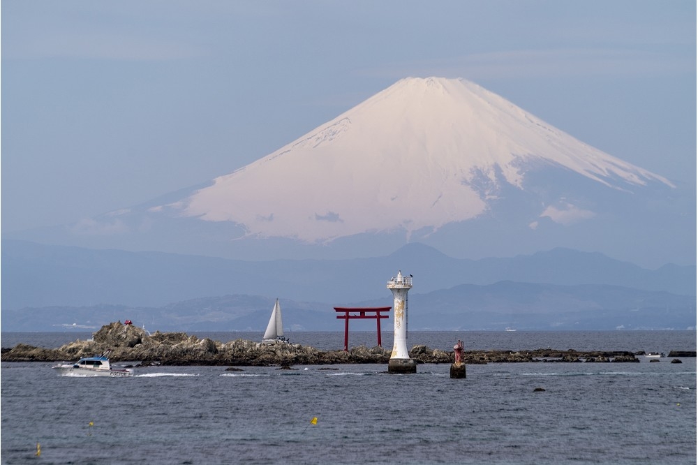 富士山除了是日本的精神象徵，也是全球觀光客趨之若鶩的景點。（美聯社）