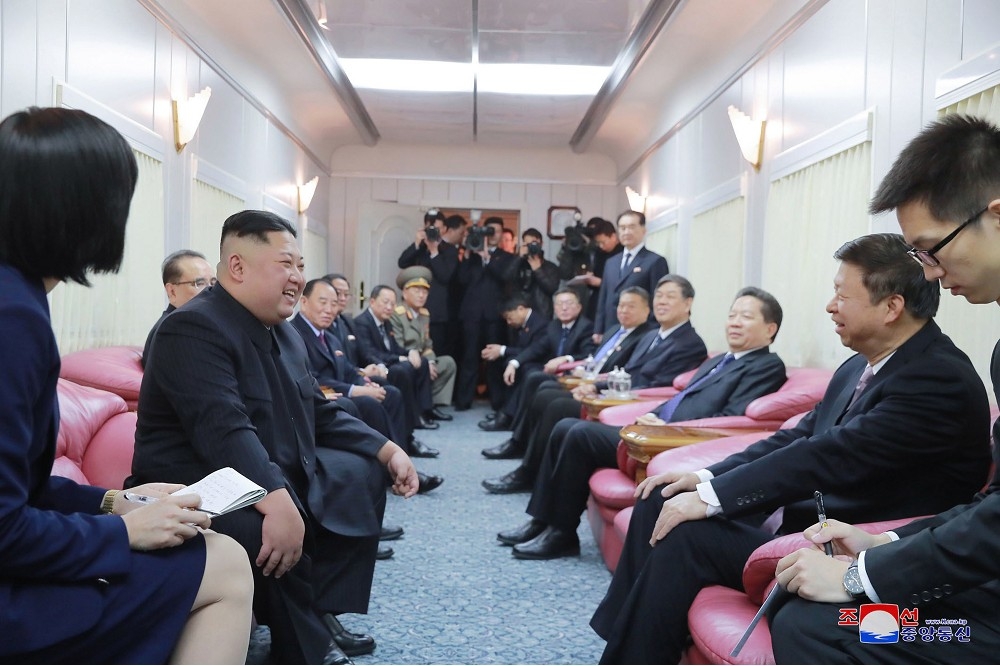 2019年時，金正恩在出訪北京返國途中，於列車上接見時任中共中央對外聯絡部部長宋濤，粉紅色的沙發格外引人注目。（美聯社）
