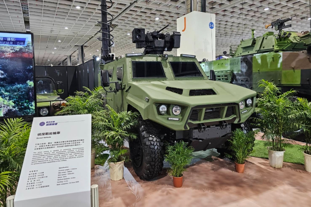 軍備局研發新型偵搜戰術輪車的P2車型首度對外展示。（朱明攝）
