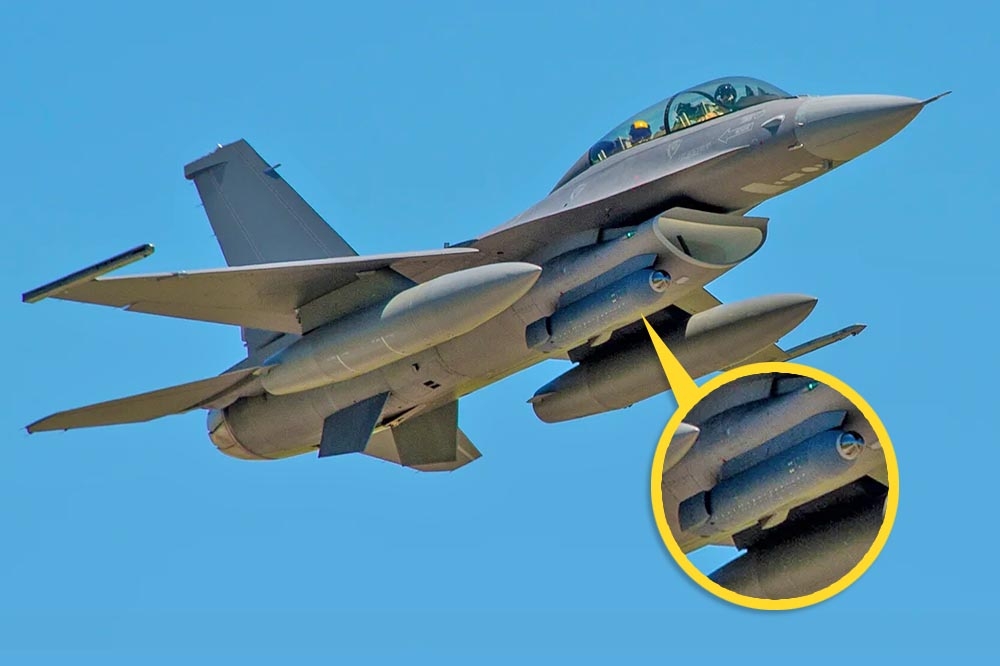 在進行測試時，掛載於F-16D進氣口右側的軍團莢艙（Legion Pod）。（圖片摘自網路）