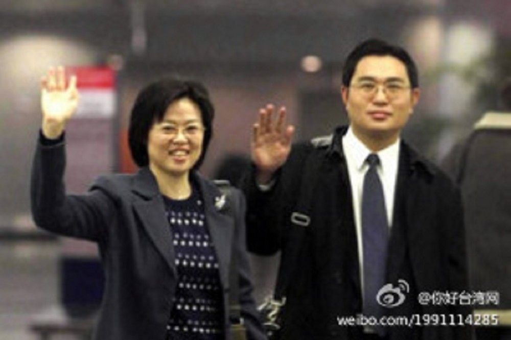 陳斌華（右）與范麗青（左）是2001年時第一批駐台記者。（取自微博）